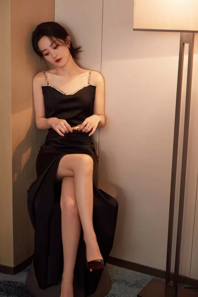35岁赵丽颖穿吊带黑裙 秀精致锁骨大长腿