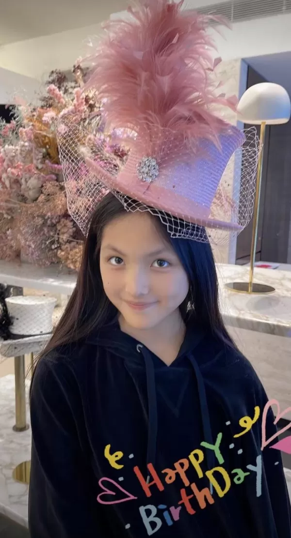 李湘母女法国看展 王诗龄一身装扮上万气质佳被赞是真正的名媛