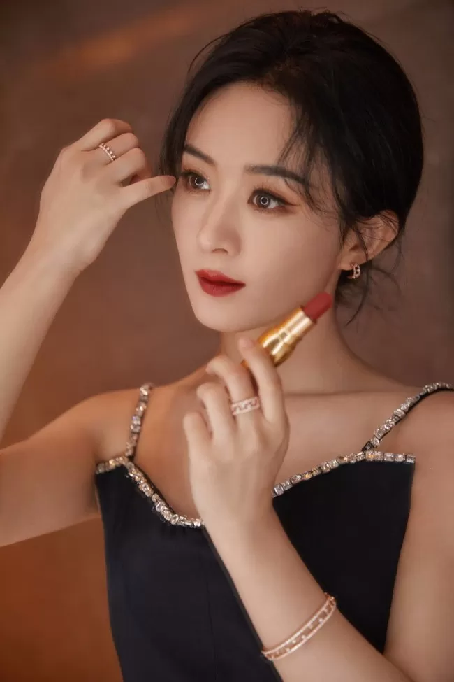 35岁赵丽颖穿吊带黑裙 秀精致锁骨大长腿