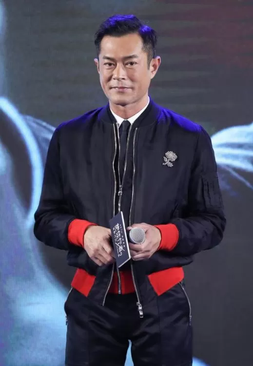 52岁古天乐现身伦敦疑似做医美模样变化大 脸部僵硬绷紧无表情