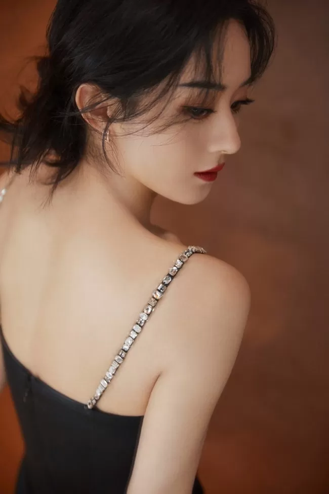 35岁赵丽颖穿吊带黑裙 秀精致锁骨大长腿