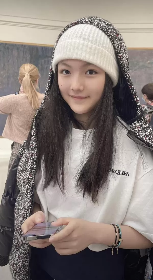 李湘母女法国看展 王诗龄一身装扮上万气质佳被赞是真正的名媛