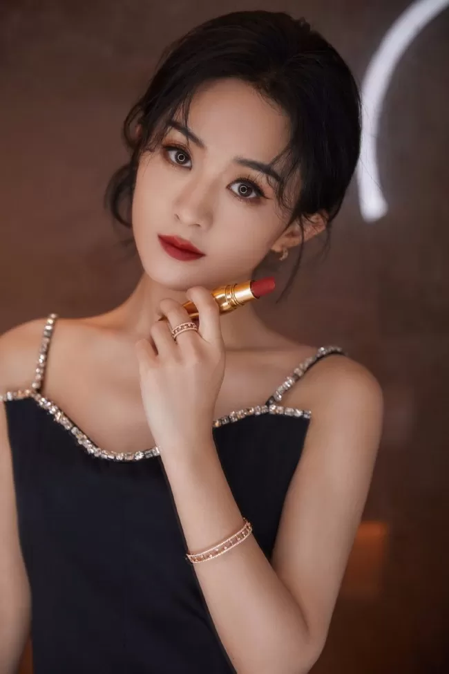 35岁赵丽颖穿吊带黑裙 秀精致锁骨大长腿