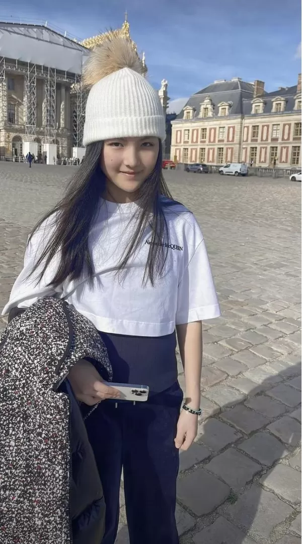 李湘母女法国看展 王诗龄一身装扮上万气质佳被赞是真正的名媛