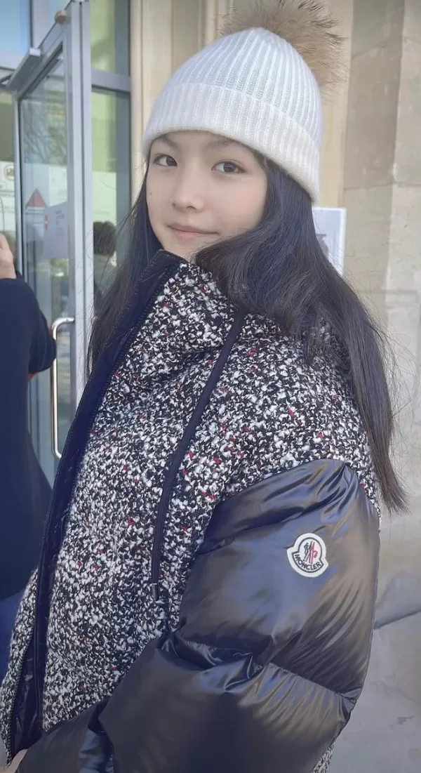 李湘母女法国看展 王诗龄一身装扮上万气质佳被赞是真正的名媛