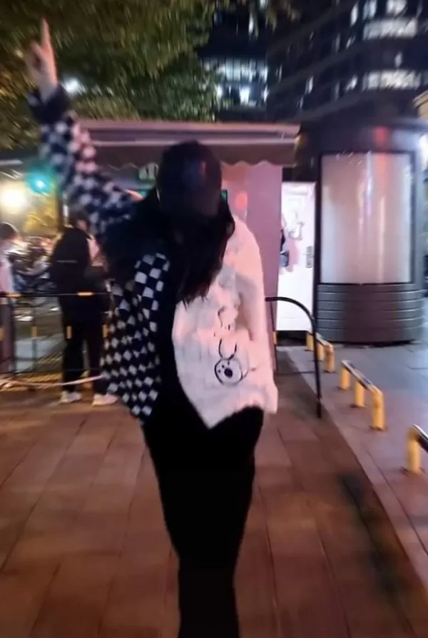 前央视主持曹颖引争议  核酸检测点前穿睡衣热舞 