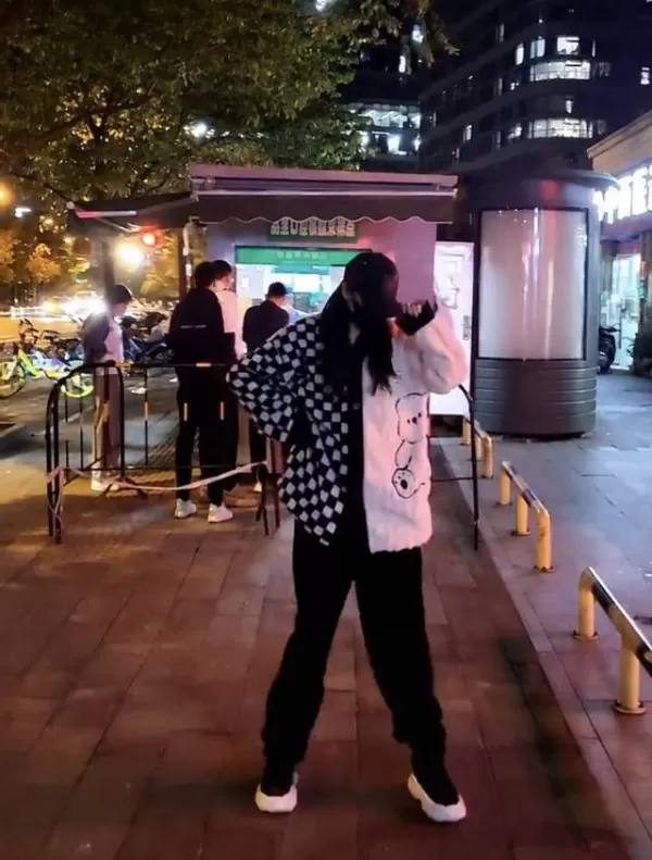 前央视主持曹颖引争议  核酸检测点前穿睡衣热舞 