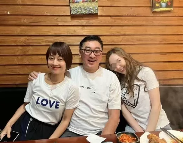 46岁马伊琍与富豪聚餐 靠男方怀里不避嫌