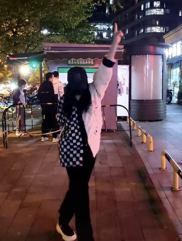 前央视主持曹颖引争议  核酸检测点前穿睡衣热舞 
