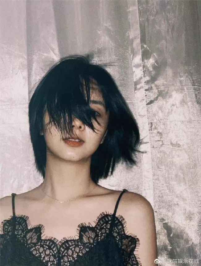 罕见性感 32岁谭松韵黑色蕾丝吊带裙