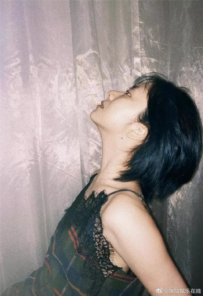 罕见性感 32岁谭松韵黑色蕾丝吊带裙