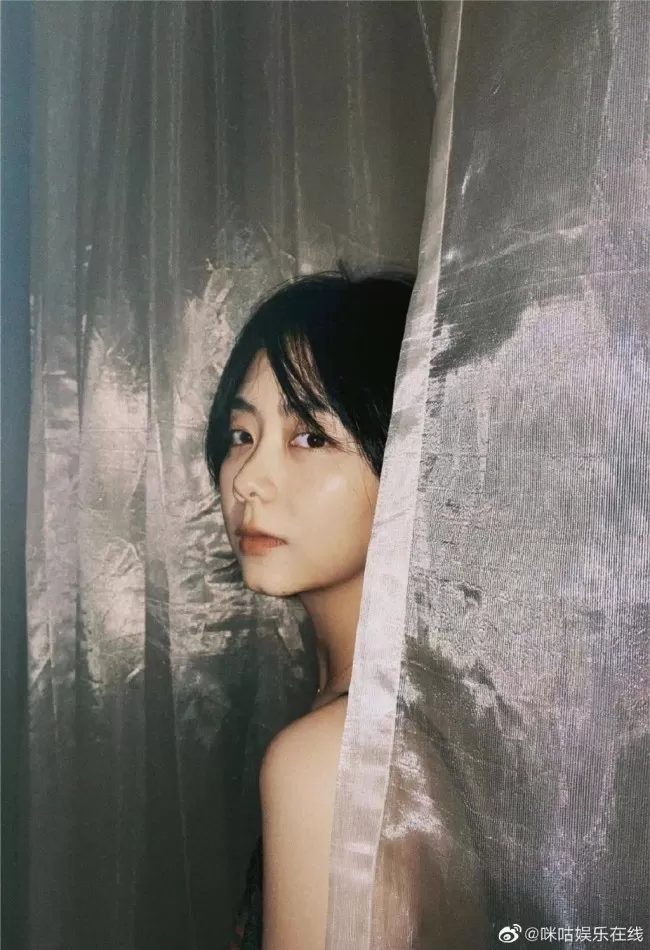 罕见性感 32岁谭松韵黑色蕾丝吊带裙