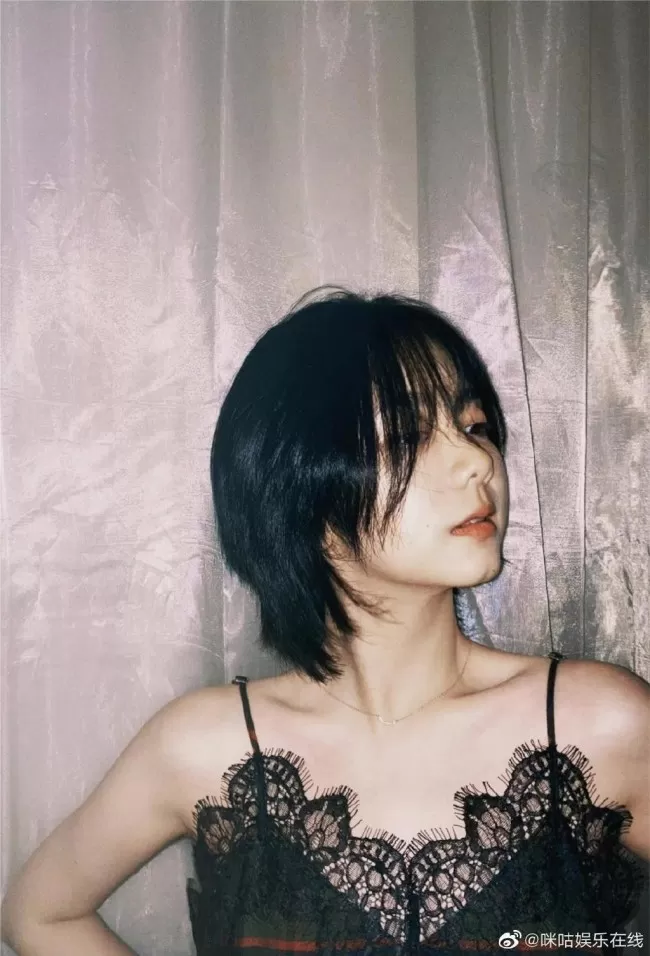罕见性感 32岁谭松韵黑色蕾丝吊带裙