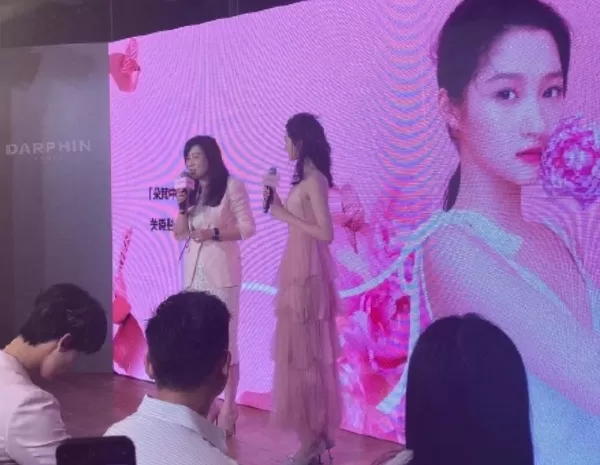 关晓彤穿短裙现身红毯生图肩膀粗壮全是肉 一双大长腿惊艳全场