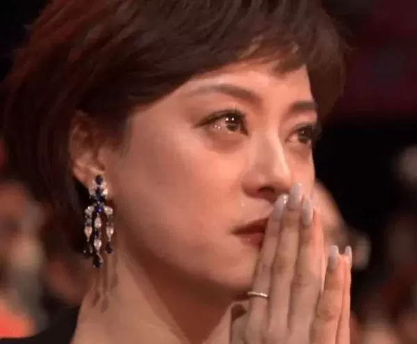 热依扎斩获飞天奖视后感谢孙俪和月嫂 孙俪台下听获奖感言落泪