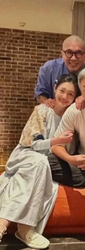 大S具俊晔拍全家福大S故意遮挡小腹 先前被拍肚子凸起疑怀孕