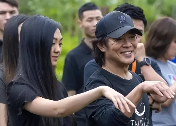 59岁李连杰近照曝光    在国外养病效果显著