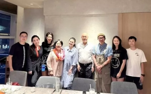 大S具俊晔拍全家福大S故意遮挡小腹 先前被拍肚子凸起疑怀孕