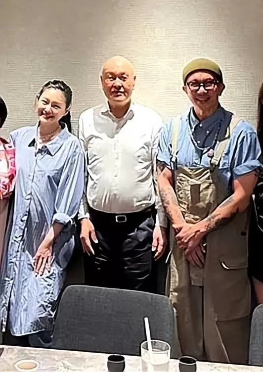 大S具俊晔拍全家福大S故意遮挡小腹 先前被拍肚子凸起疑怀孕