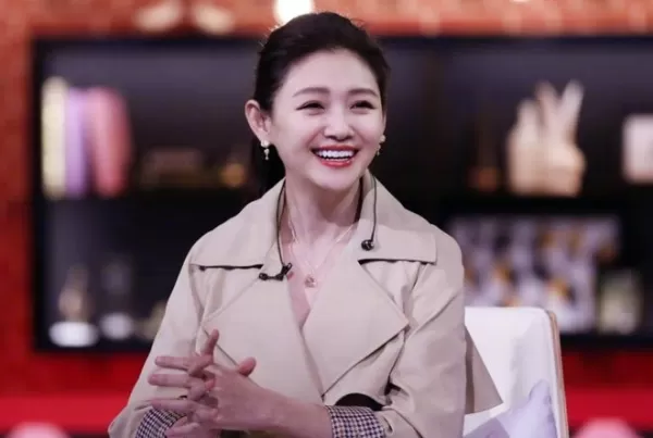 大S具俊晔拍全家福大S故意遮挡小腹 先前被拍肚子凸起疑怀孕