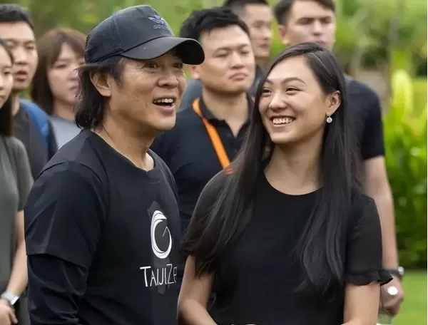 59岁李连杰近照曝光    在国外养病效果显著