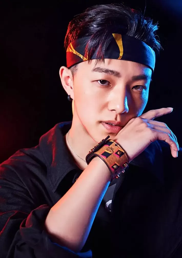 网红张欣尧疑插足  搂女方进屋男友敲门不开