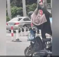 女子练瑜伽式骑车惊呆路人 被交警盯上了