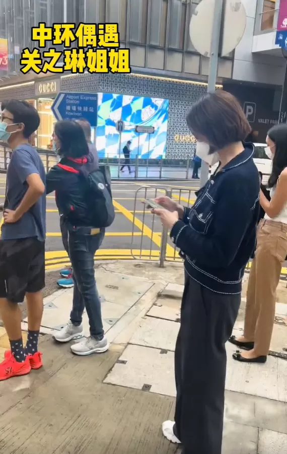 网友偶遇关之琳路边等红绿灯 背20万包包显贵气 身材娇小似少女