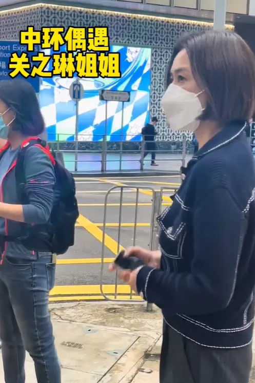 网友偶遇关之琳路边等红绿灯 背20万包包显贵气 身材娇小似少女