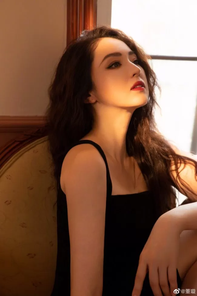 董璇晒生日写真羊毛卷配小黑裙复古有韵味