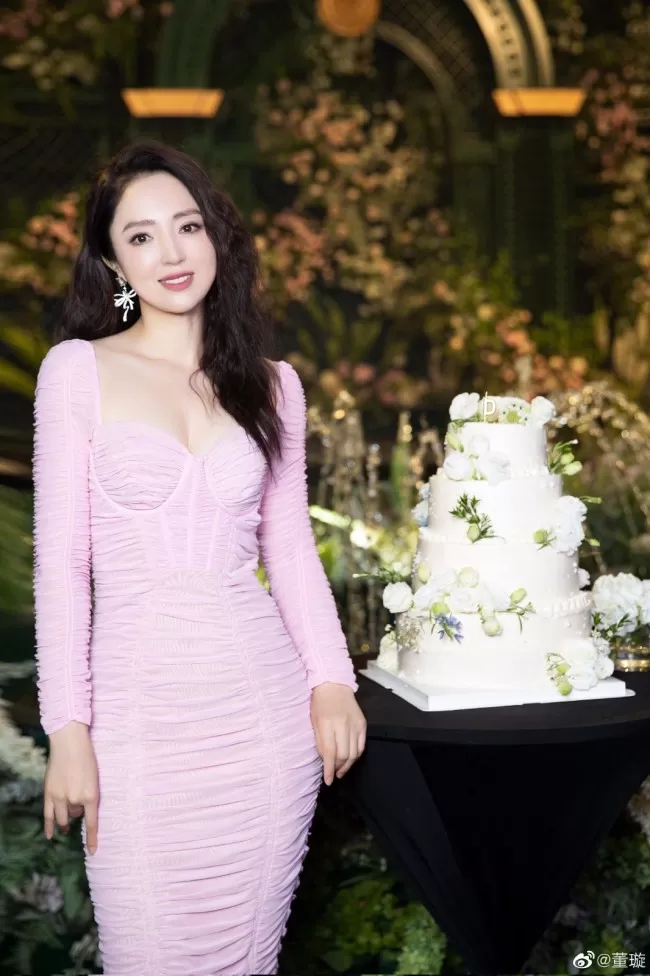 董璇晒生日写真羊毛卷配小黑裙复古有韵味