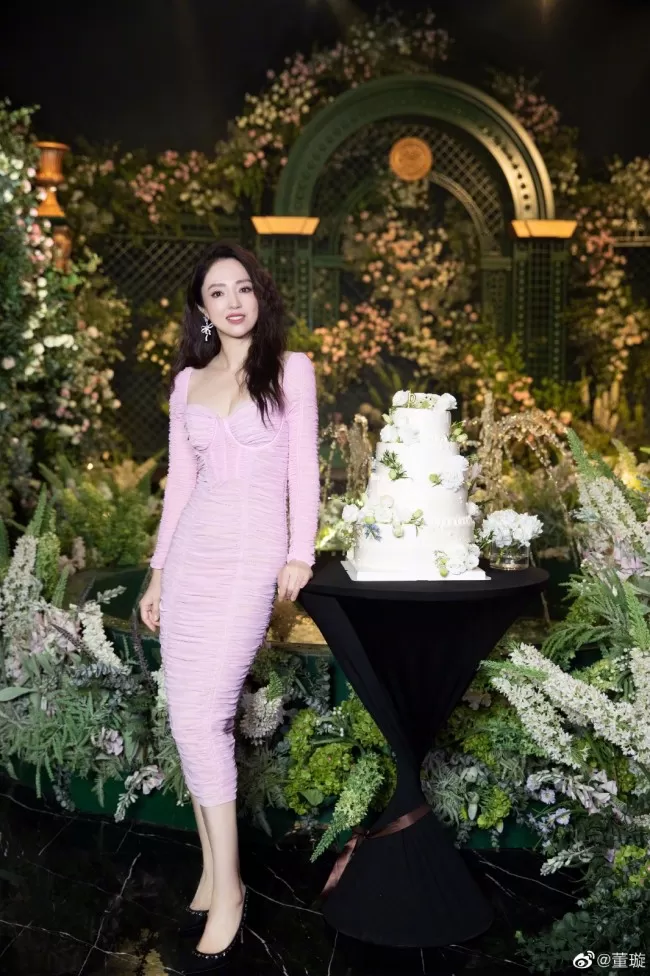 董璇晒生日写真羊毛卷配小黑裙复古有韵味