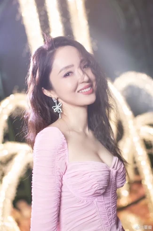 董璇晒生日写真羊毛卷配小黑裙复古有韵味