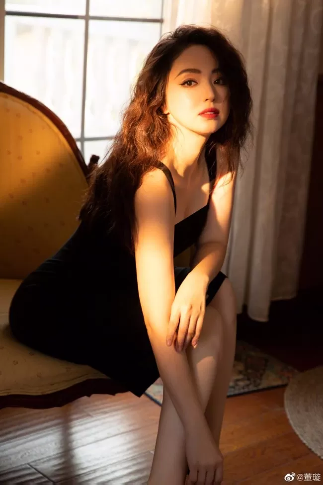 董璇晒生日写真羊毛卷配小黑裙复古有韵味