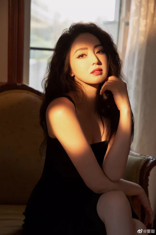 董璇晒生日写真羊毛卷配小黑裙复古有韵味