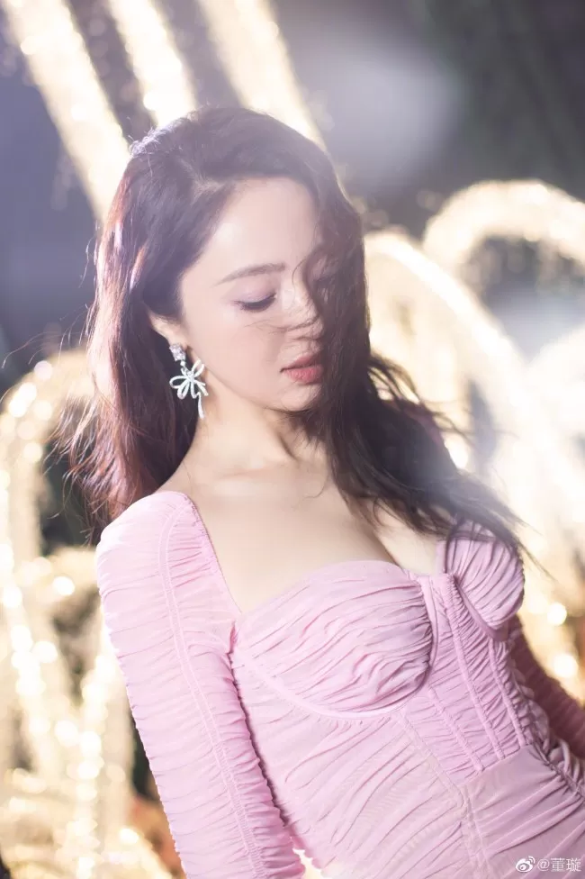 董璇晒生日写真羊毛卷配小黑裙复古有韵味