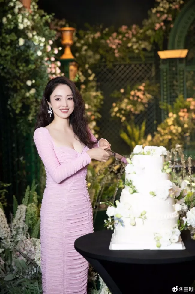 董璇晒生日写真羊毛卷配小黑裙复古有韵味