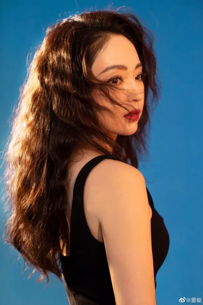 董璇晒生日写真羊毛卷配小黑裙复古有韵味