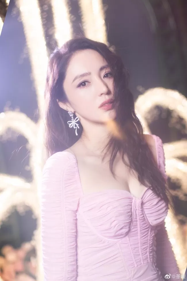 董璇晒生日写真羊毛卷配小黑裙复古有韵味