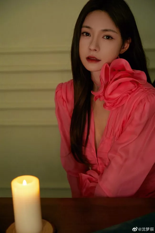 沈梦辰粉色深V裙小露性感  长发披肩露细腰长腿