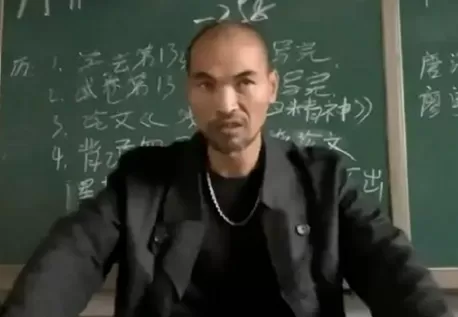 无下限蹭流量要不得 史上最凶班主任经证实为网红