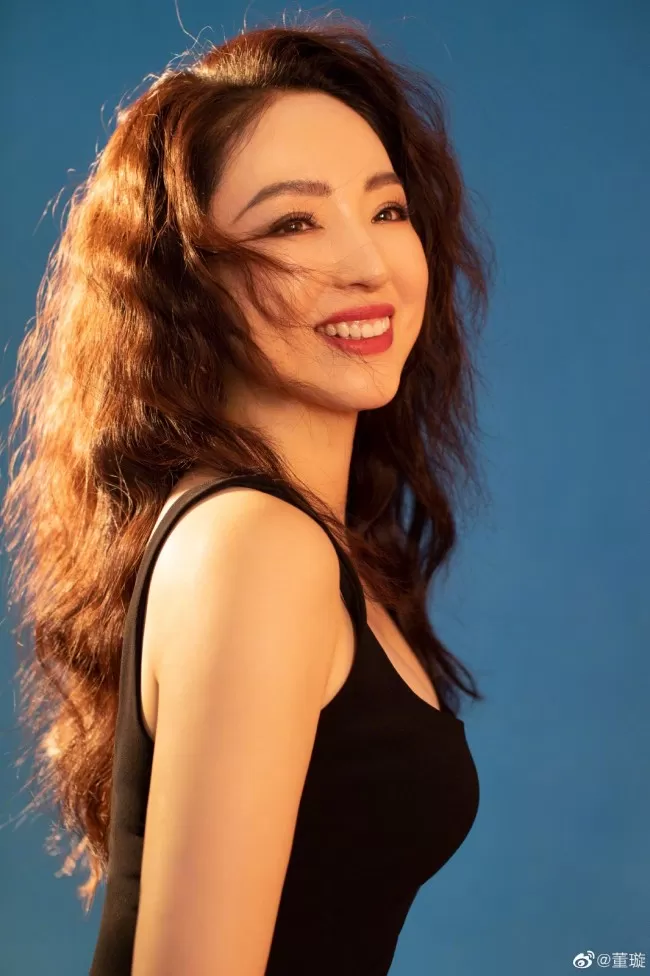 董璇晒生日写真羊毛卷配小黑裙复古有韵味