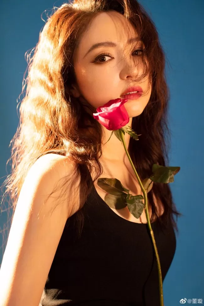 董璇晒生日写真羊毛卷配小黑裙复古有韵味