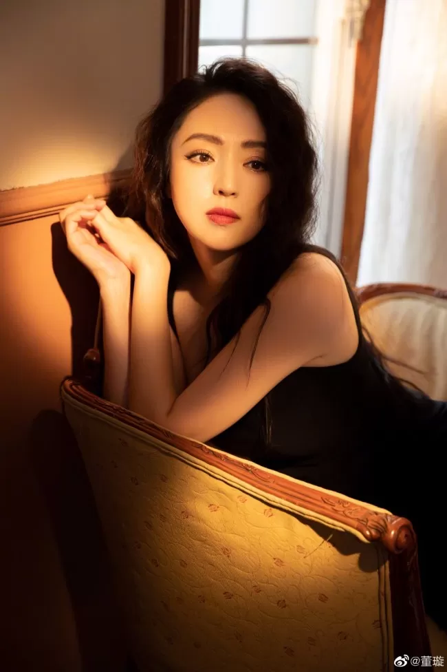 董璇晒生日写真羊毛卷配小黑裙复古有韵味