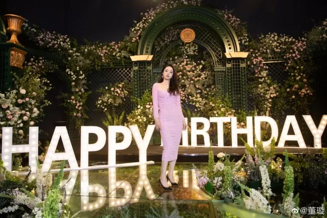 董璇晒生日写真羊毛卷配小黑裙复古有韵味