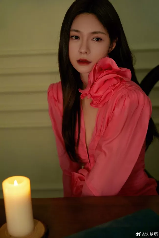 沈梦辰粉色深V裙小露性感  长发披肩露细腰长腿