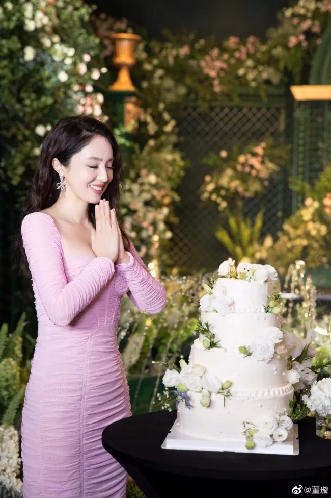 董璇晒生日写真羊毛卷配小黑裙复古有韵味