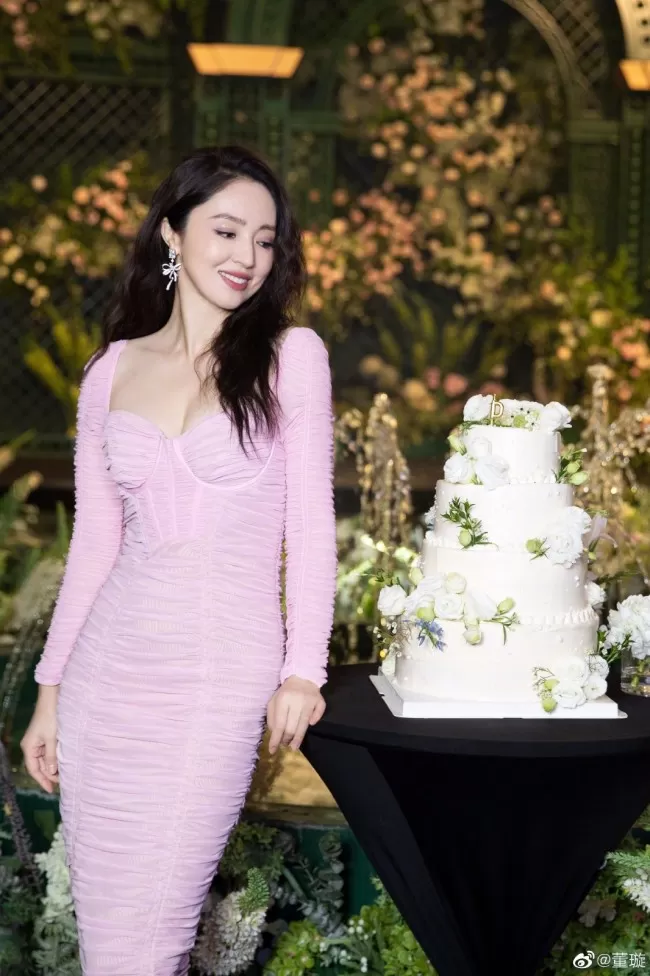 董璇晒生日写真羊毛卷配小黑裙复古有韵味