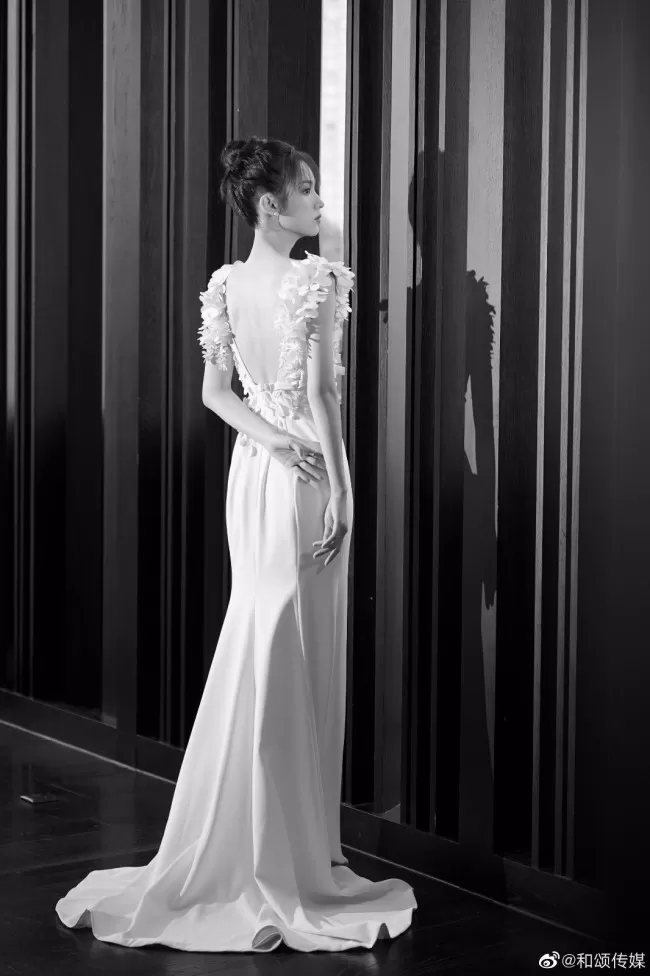 冷脸少女！周也扎丸子头穿深V裙显优雅