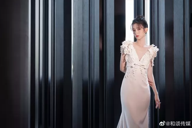 冷脸少女！周也扎丸子头穿深V裙显优雅